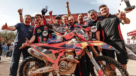 Josep Garcia von Red Bull KTM Factory Racing lieferte bei der zweiten Runde der FIM EnduroGP-Weltmeisterschaft 2025 vor heimischem Publikum eine spektakuläre Leistung ab und sicherte sich einen makellosen Doppelsieg in der Enduro1 und einen souveränen EnduroGP-Sieg am Samstag. 
