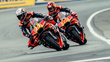 Pedro Acosta stellt sich mit der KTM RC16 hervorragend von der trockenen auf die nasse Strecke um und kommt seinem ersten Podiumsergebnis 2025 sehr nahe.