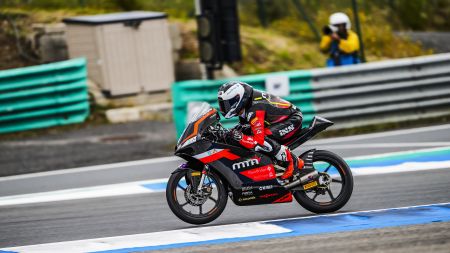 Der Auftakt zur FIM JuniorGP Moto3-Weltmeisterschaft 2025 verlief für Leo mit einem Top-10-Ergebnis in Estoril sehr erfolgreich.