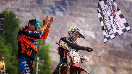 In einem unfassbar spannenden Finale fährt Dieter Rudolf bei 03:58:01,037 noch ins Ziel und ist somit mehr als stolzer Finisher!