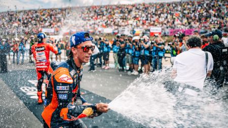 Brünn war wieder einmal ein glückliches Jagdrevier für Red Bull KTM, denn Pedro Acosta und Enea Bastianini holten mit den Plätzen 2 und 3 nach einem spannenden Sprint am Samstag beim Grand Prix von Tschechien den ersten Podestplatz für den Hersteller im Jahr 2025.