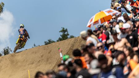 Red Bull KTM Factory Racing setzte seine hervorragende MXGP Saison 2025 mit weiteren herausragenden Ergebnissen auf der historischen Loket Rennstrecke beim Grand Prix der Tschechischen Republik am vergangenen Wochenende fort. 