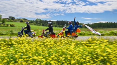 Im Jahr 2026 wird die Vespa 80 Jahre alt und feiert dieses Jubiläum vom 25. bis 28. Juni in Rom mit der größten Party in der Geschichte der legendären Rollermarke. 
