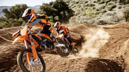Wer maximale Leistung sucht – vereint mit erstklassigem Handling, bewährter Wettkampftauglichkeit und einem unverkennbaren Design – wird all das in der überarbeiteten KTM SX-Modellreihe 2026 finden.