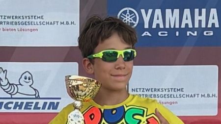 Ein Sturz im ersten Lauf warf ihn vom Podiumsplatz ans Ende des Feldes zurück – doch Max kämpfte sich beeindruckend bis auf Rang 6 nach vorne. Im zweiten Lauf gelang ihm der perfekte Start mit einem Holeshot, den er in einem starken Rennen auf Platz 3 ins Ziel brachte. In der Tageswertung bedeutete das Platz 4.