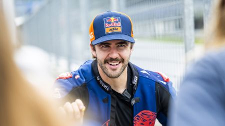 Der vierfache Champion des Red Bull Erzbergrodeo Manuel Lettenbichler hat den Red Bull Ring im Vorfeld des „Motorrad Grand Prix von Österreich 2025“ einem Härtetest der Marke „Hard Enduro“ unterzogen. 