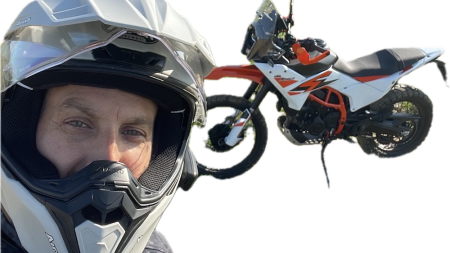 Die neue KTM 390 Adventure R  begeistert mit einem drehfreudigen LC4-Motor, wie man ihn aus den 90ern kennt – nur moderner, kräftiger und laufruhig. Untermotorisiert? Auf keinen Fall. Ob entspannt mit 100 auf der Landstraße oder sportlich mit 130 km/h auf der Autobahn, oder mit voller Drehfreude im Gelände – sie macht überall Spaß.
