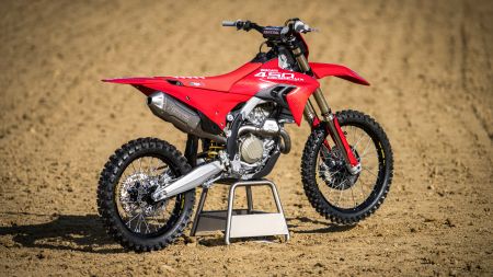 Ducati Performance bietet eine Reihe von Zubehörteilen an, um die Performance zu maximieren und in Trainings oder Rennveranstaltungen zu dominieren.