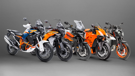 Nach der mit großer Spannung erwarteten Vorstellung der neuen Generation der KTM Street- und Adventure-Modelle für 2025 auf der vergangenen EICMA in Mailand hat das Unternehmen ein wichtiges Update zu den Produktionszeiträumen bekanntgegeben.