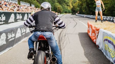 Royal Enfield und einige Unternehmen ermöglichen mit Sachspenden den Motorradumbau durch straffällige Jugendliche.