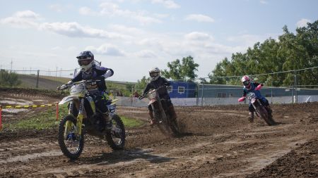 Vor dem Finale in Schrems brachten Greinsfurth und Loidesthal spannende Rennen. Am 5. Oktober steigt nun in Schrems (NÖ) der letzte Waldviertel Motocross Cup Tag des Jahres 2025. In Loidesthal gab es in manchen Klassen schon die ersten Titelentscheidungen!
