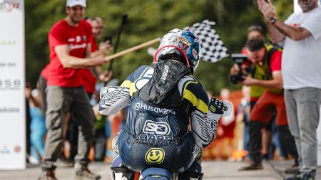 Billy Bolt vom Husqvarna Factory Racing Team hat einen denkwürdigen Sieg beim Abestone Hard Enduro in Italien errungen. 