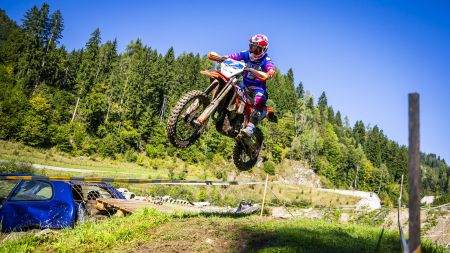 Der erste Tag der Enduro Trophy in Oberwölz startete unter besten Bedingungen: strahlender Sonnenschein und ein wolkenloser, blauer Himmel sorgten bereits am Morgen für hervorragende Stimmung.