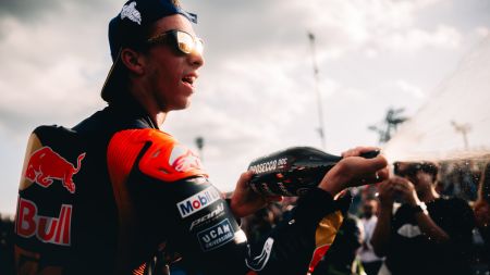 Der Sieg beim japanischen Sprint ging an Pedro Acosta vom Red Bull KTM Factory Racing Team, der beim siebzehnten MotoGP-Rennen am Samstag auf dem Mobility Resort Motegi bei sengender Hitze den 3. Platz belegte. 