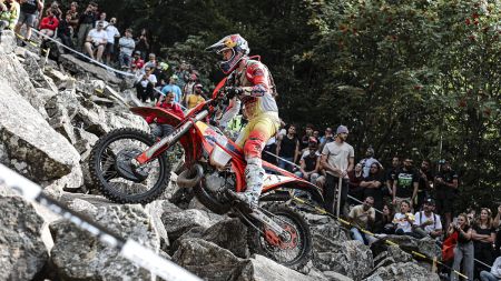 Manuel Lettenbichler vom Red Bull KTM Factory Racing Team hat bei der FIM Hard Enduro-Weltmeisterschaft 2025 erneut eine außergewöhnliche Leistung gezeigt und beim Abestone Hard Enduro in Italien den zweiten Platz belegt.
