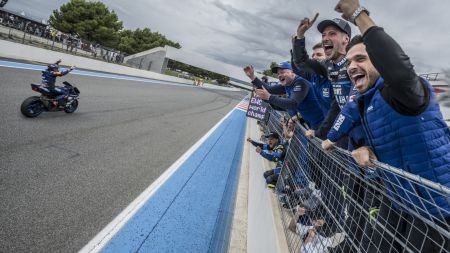 Das Yamalube YART Yamaha EWC Official Team mit Marvin Fritz, Karel Hanika und Jason O’Halloran wurde zum FIM-Langstreckenweltmeister 2025 gekrönt, nachdem es beim Titelkampf Bol d’Or in einem der dramatischsten Höhepunkte einer Meisterschaft aller Zeiten den zweiten Platz belegte.