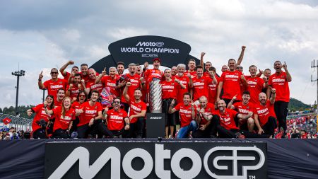  Marc Márquez ist mit dem Ducati Lenovo Team Weltmeister 2025. #MoreThanANumber, für eine Saison jenseits von Rekorden, Zahlen und Siegen.