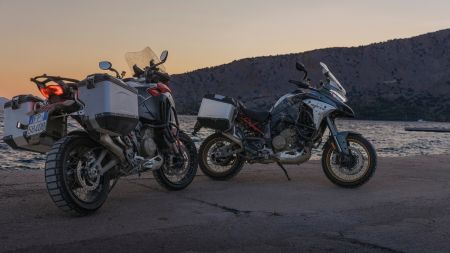 Die Multistrada V4 Rally ist der ideale Begleiter für Langstreckenreisende – dank ihres 30-Liter-Tanks, des adaptiven DSS-EVO-Fahrwerks mit längeren Federwegen, des hohen Komforts für Fahrer und Sozius sowie der Fähigkeit, jedes Terrain zu meistern.