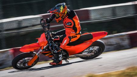 Die KTM 450 SMR, KTMs konkurrenzlose Supermoto für den Rennsport, präsentiert sich für 2026 mit gezielten Optimierungen und neuem Design. Die Zeit läuft bereits.