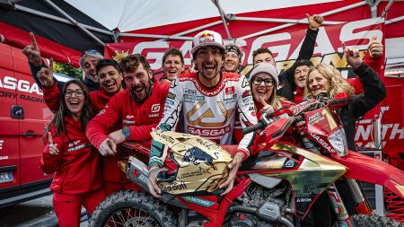Was für ein Saisonfinale! Andrea Verona vom GASGAS Factory Racing Team hat beim letzten Lauf der FIM EnduroGP-Weltmeisterschaft 2025 in Deutschland einen souveränen Sieg errungen und sich damit den Weltmeistertitel in der Enduro2-Klasse gesichert. 
