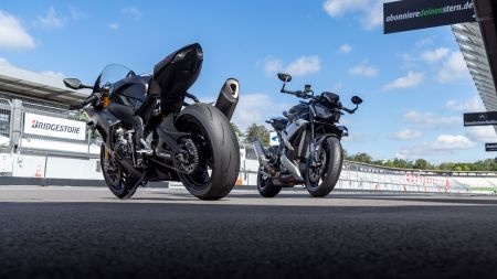 Unter dem Motto „From Circuit to Street“ vereint der Battlax Racing Street RS12 modernste Rennreifen Technologie und bietet damit die höchste Trockenhaftung innerhalb der straßenzugelassenen Battlax Serie. 