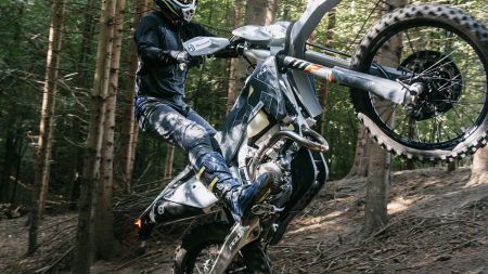 Husqvarna Mobility freut sich, seine Pro-Enduro-Modelle für 2026 vorzustellen – die TE 300 Pro und die FE 350 Pro.