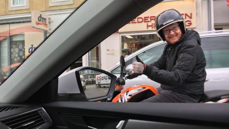 In Österreich steht eine wesentliche Änderung der Straßenverkehrsordnung bevor. Ab 2026 sollen E-Mopeds nicht mehr auf Radwegen fahren dürfen, sondern ausschließlich auf der Straße. Der Gesetzgeber reagiert damit auf Sicherheitsbedenken, da viele der Fahrzeuge deutlich schneller als erlaubt unterwegs sind und mit ihrem Gewicht von bis zu 80 Kilogramm ein erhöhtes Unfallrisiko darstellen. Künftig werden sie rechtlich als Kraftfahrzeuge eingestuft, was auch neue Anforderungen an Führerschein und Haftpflichtve