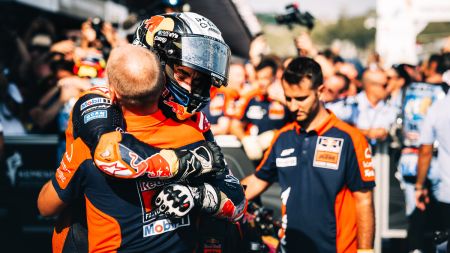 Pedro Acosta vom Red Bull KTM Factory Racing Team kehrte heute an die Spitze der MotoGP-Rennwertung zurück. Der Spanier wurde auf seiner KTM RC16 Zweiter, gefolgt von Brad Binder mit P4, seinem besten Saisonergebnis.