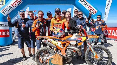 Manuel Lettenbichler vom Red Bull KTM Factory Racing Team hat sich beim fünften Lauf der FIM Hard Enduro Weltmeisterschaft 2025 einen souveränen Sieg gesichert und das legendäre Sea to Sky-Rennen in Kemer, Türkei, gewonnen. 