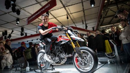 Der Stand des Herstellers aus Borgo Panigale war während der gesamten Messe ein Publikumsmagnet – unzählige Fans strömten herbei, um die neue Monster, die zahlreichen Modelle für 2026 sowie die anwesenden Ducati-Champions aus nächster Nähe zu erleben.
