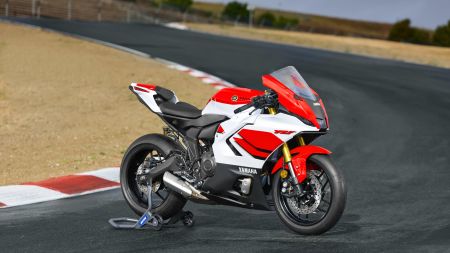 Yamahas beliebter Mittelklasse-Supersportler, die R7, präsentiert sich 2026 auf einem neuen Niveau und bietet ein noch raffinierteres, vertrauenerweckenderes Fahrerlebnis.