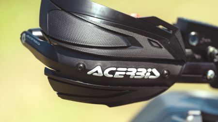 Acerbis erweitert sein Zubehörsortiment für die Welt des Abenteuers um neue ADV-Handprotektoren, die speziell für den Einsatz auf Maxi-Enduros entwickelt wurden und sich sowohl für leichte Offroad-Fahrten als auch für technisch anspruchsvolle Rallye-Herausforderungen eignen. 