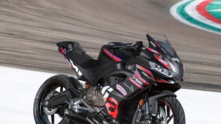 Der Hersteller aus Noale präsentiert die RS 457 GP Replica in den Farben der MotoGP-Motorräder des Aprilia Racing Teams, komplett mit offiziellen Sponsoren, für einen noch stärker vom Rennsport inspirierten Look. 
