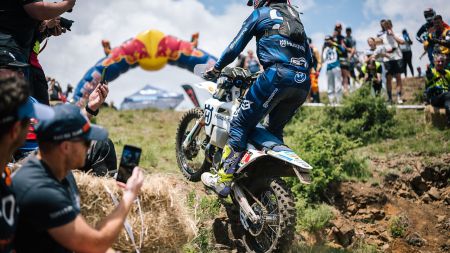 Billy Bolt von Husqvarna Factory Racing hat die FIM Hard Enduro-Weltmeisterschaft 2025 dank eines hervorragenden dritten Platzes beim Roof of Africa – dem siebten und letzten Lauf der Saison – als Vizemeister beendet.