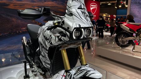 Im Jahr 2022 feierte Ducati sein Debüt in der Welt der Maxi-Enduros mit der Einführung der DesertX, die über ein 21-Zoll-Vorderrad verfügt. Jetzt präsentiert Ducati auf der EICMA 2025 eine Vorschau auf die neue DesertX. 