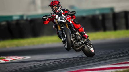 Zwanzig Jahre nach dem Prototyp, der die EICMA 2005 im Sturm eroberte, überarbeitet Ducati sein extremstes Motorrad. 