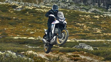 Die Honda XL750 Transalp 2026 betritt die Bühne der EICMA und ist exklusiv mit dem innovativen elektronischen Steuerungssystem E-Clutch ausgestattet.