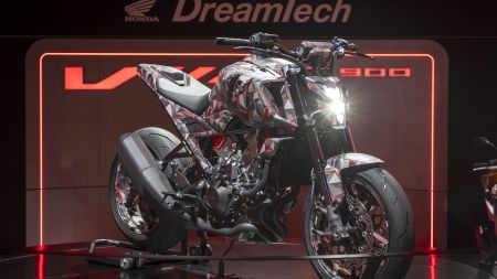 Honda präsentiert auf der Mailänder Messe 2025 den Prototyp V3R 900 E-Compressor, eine Konzentration von Innovationen, die den Beginn einer neuen Ära für den „Golden Wing”-Hersteller markiert.