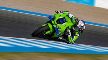 Kawasaki aktualisiert die Ninja ZX-10R mit gezielten Eingriffen in Aerodynamik, Elektronik und Fahrwerk. 