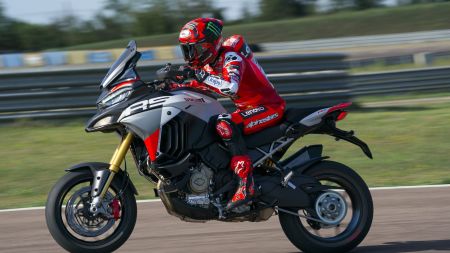 Auf der EICMA 2025 wird Ducati auch die neue Multistrada V4 RS vorstellen, eine sportlichere Version, die sich durch ihre brandneue Lackierung abhebt.