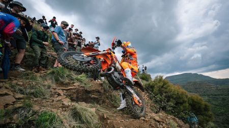 Manuel Lettenbichler vom Red Bull KTM Factory Racing Team belegte beim Roof of Africa in Lesotho den zweiten Platz in der Gesamtwertung und beendete damit seine Saison in der FIM Hard Enduro-Weltmeisterschaft 2025 bei der letzten Runde der diesjährigen Serie erfolgreich. 