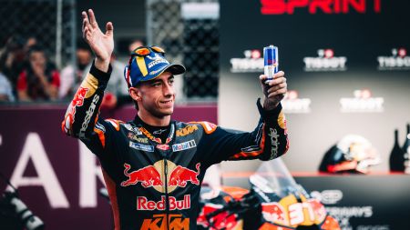 Pedro Acosta kämpfte vom Start bis zur Zielflagge um den Sprint-Sieg auf dem Algarve International Circuit in der Nähe der Stadt Portimão und belegte mit seinem zweiten Platz den sechsten Podiumsplatz in dieser Saison.