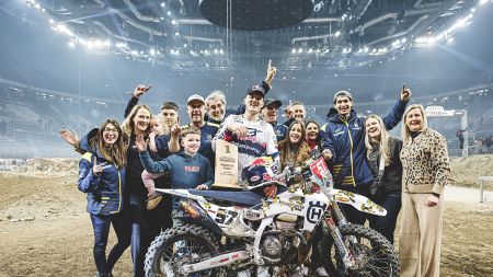 Der Titelverteidiger startet mit souveränem Gesamtsieg in Gliwice in die Weltmeisterschaftssaison 2026.