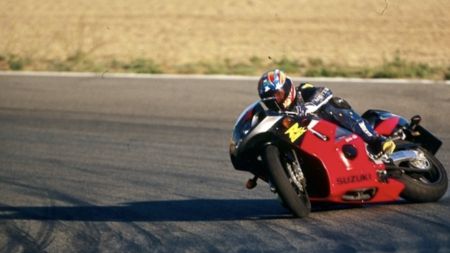 Als ich in meiner wilden Zeit in Jerez diesen Drift für ein Foto gefahren bin, war mir nicht bewusst, dass es auch ein Morgen gibt. Heute weiß ich: Es ist gut ausgegangen – damals, viele Male danach und bis heute. Dafür bin ich dankbar.