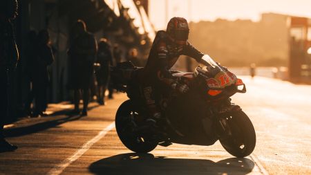 Wie man hört und wie Pit Beirer selbst zugibt: Die KTM RC16 von 2027 (also mit dem 850-ccm-Motor) ist bei den Tests, die der österreichische Hersteller in Jerez durchgeführt hat, eine sehr respektable Zeiten gefahren.