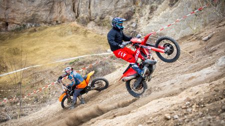 Vom kompletten Einsteiger bis zum Hard-Experten, von Big Enduro bis Hard Enduro und MX - Joe Lechner bietet ein echt breites Spektrum an Fahrmöglichkeiten.
