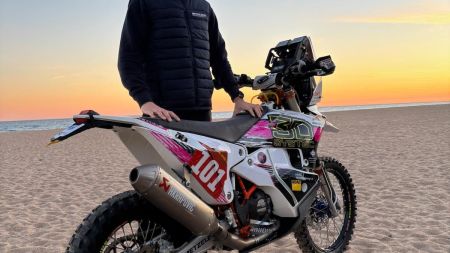 Kurz vor dem Start der Rally Dakar 2025 spricht der 25-jährige deutsche Rallyefahrer Maxi Schek im Interview mit Manuel Schad (SWT Sports) offen über seinen Weg in den Motorsport, seine Vorbereitung, die enormen Kosten und die mentalen sowie technischen Herausforderungen der härtesten Rally der Welt.