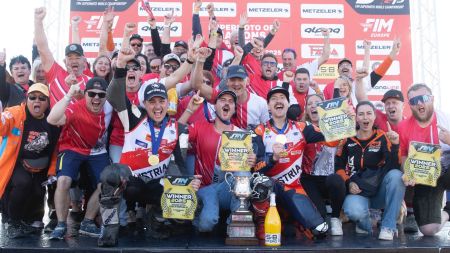 2025 wird als eines der bedeutendsten Jahre in der Geschichte des österreichischen Supermoto-Sports in Erinnerung bleiben. Lukas Höllbacher krönt eine außergewöhnliche Saison mit dem Gewinn des FIM S1GP-Weltmeistertitels und führt Österreich erstmals zum Sieg beim SuperMoto of Nations. 