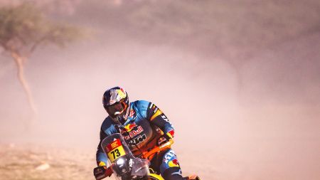 Der junge Spanier Edgar Canet, der in der vergangenen Saison den Rally2-Titel holte, knüpfte an seinen Prolog-Sieg in Yanbu mit einer weiteren beeindruckenden Leistung bei seinem Debüt in der Königsklasse an. 