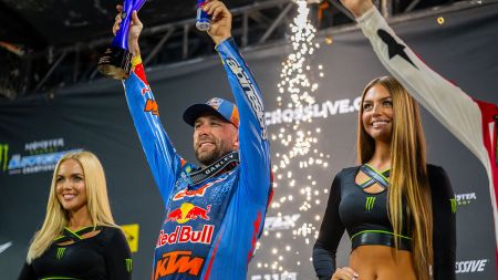 Eli Tomac vom Red Bull KTM Factory Racing Team setzte seinen beeindruckenden Start in der AMA Supercross-Meisterschaft 2026 fort, belegte nach der dritten Runde im Angel Stadium in Anaheim, Kalifornien, den dritten Platz und behauptete seine Führung in der 450SX-Wertung.